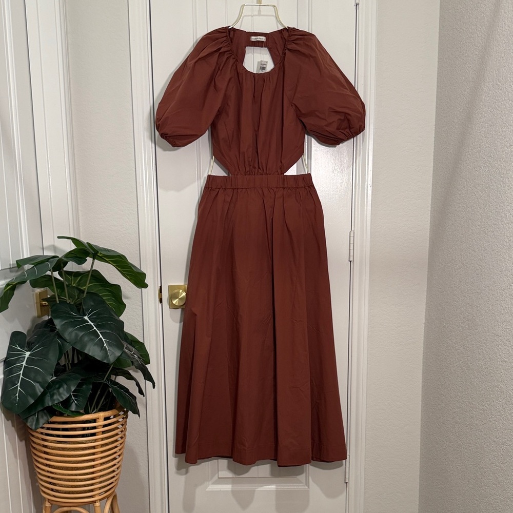 Rust Brown Cut-Out Midi Dress with Puff Sleeves – Elegant Modern Silhouette